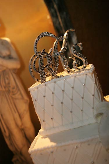 pictures of wedding cakes with bling. Filed under Wedding Cakes